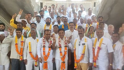 Dhule : साक्री बाजार समिती सभापतीपदी वामन बाविस्कर तर उपसभापती भानुदास गांगुर्डे