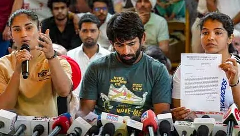 Wrestlers Protest : ‘आमचा आवाज बना’, आंदोलक महिला कुस्तीपटुंची स्मृती ईराणी, निर्मला सीतारमण यांना भावनिक साद