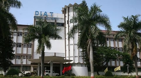 बापरे ! बॅटरी तब्बल एवढ्या वर्षे टिकणार ? पुण्यातील डिफेन्स इन्स्टिट्यूट ऑफ अॅडव्हान्स्ड टेक्नॉलॉजीमध्ये संशोधन