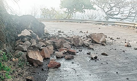 पर्यटकांवर दुर्घटनांची टांगती तलवार ! सिंहगडावर दरडी कोसळण्याचा धोका कायम