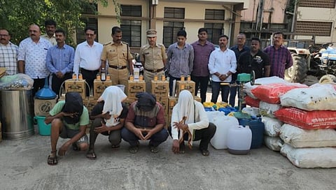 धुळे : पोल्ट्री फार्मच्या शेडमधील बनावट देशी दारूचा कारखाना उद्ध्वस्त