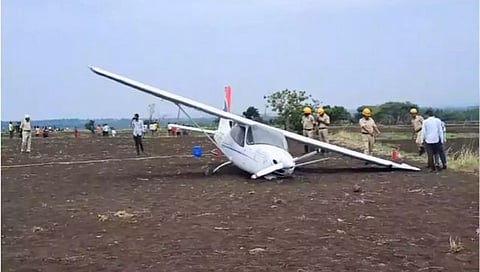 Emergency landing: रेडबर्ड कंपनीच्या प्रशिक्षणार्थी विमानाचा अपघात; २ पायलट जखमी