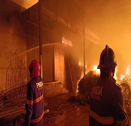 पुण्यात गोडाऊनला भीषण आग; तीन कामगारांचा होरपळून मृत्यू