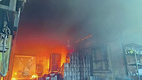 अहमदनगरमधील केडगावातील तेल कंपनीला भीषण आग; लाखोंचे नुकसान