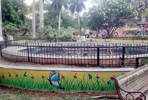 पुणे उपनगरांतील उद्याने : काही फुललेली, तर बरीचशी कोमेजलेली !