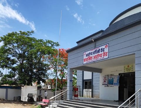 महाराष्ट्र दिनानिमित प्राथमिक आरोग्य केंद्रात ध्वजारोहण टाळले