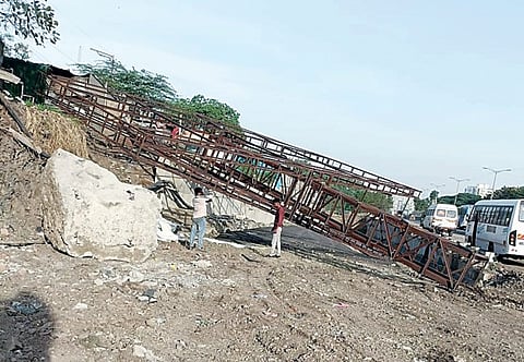 कात्रज परिसरातील होर्डिंग जमीनदोस्त; आकाशचिन्ह विभागाची कारवाई