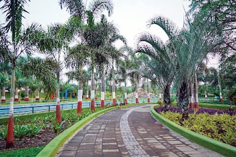 कुठे मुलांची गर्दी, तर कुठे शांतता ! पुण्यातील इंद्रप्रस्थ उद्यानांतील चित्र