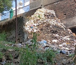 फोटो - खेड शिवापूर येथील दर्ग्या शेजारी असलेली घाण. (छाया : किरण दिघे)