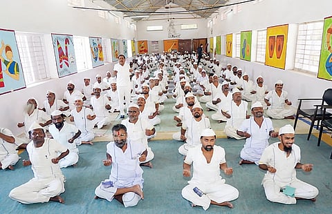 येरवडा कारागृहातील कैद्यांना हास्यविनोदातून ताणतणाव मुक्तीचे धडे