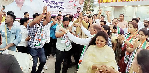 पवारांच्या निर्णयाने पुण्यात कार्यकर्त्यांचा जल्लोष; फटाके फोडले अन् पेढेही वाटले