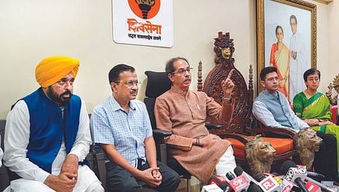 Kejriwal met Thackeray at Matoshree : ठाकरे गटाचा ‘आप’ला दिल्लीसाठी पाठिंबा; केजरीवाल, मान यांनी घेतली उद्धव ठाकरे यांची भेट