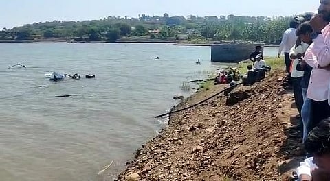 फोटो : गोऱ्हे खुर्द (ता. हवेली) येथे सोमवारी सकाळी खडकवासला धरणात बुडालेल्या मुलींंचा शोध घेताना ग्रामस्थांसह अग्निशमन दलाचे जवान संजय माताळे.