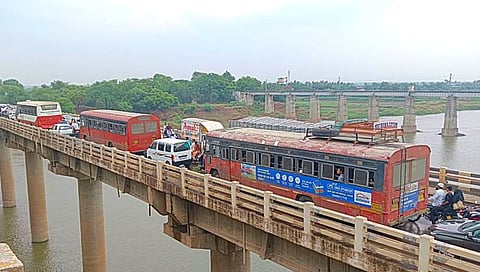 Sangli-Kolhapur highway : सांगली-कोल्हापूर महामार्ग ४ तास ठप्प; उदगाव पुलाजवळ झाडे पडल्याने वाहनांच्या रांगा