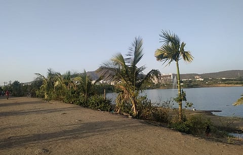 तळेगाव स्टेशन भागातील तलावाला आले चौपाटीचे स्वरुप