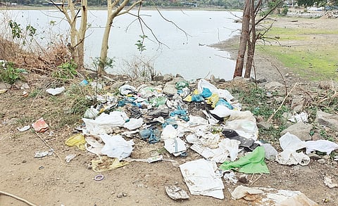 मुळशीतील छत्रपती शिवाजी महाराज तलाव कचर्याच्या विळख्यात