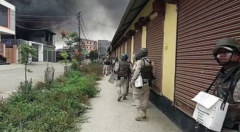 मणिपूरमध्ये सुरक्षा दलांचे दहा हजारांहून अधिक जवान तैनात करण्यात आले आहेत.