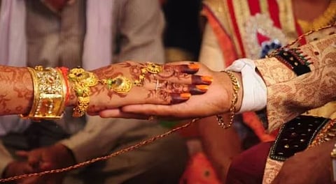 वर पळाला, वधूने २० किलोमीटर पाठलाग करुन मांडवात आणला..! एका ‘लव्ह मॅरेज’ची गोष्ट…