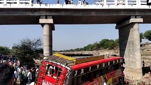 Madhya Pradesh | मध्य प्रदेशमध्ये मोठी दुर्घटना; पुलावरून बस कोसळून १५ ठार, २५ जखमी