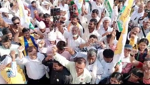 नागपूर : विदर्भवाद्यांचे कोळसा रोको आंदोलन, उमरेडमध्ये कार्यकर्त्यांना घेतले ताब्यात