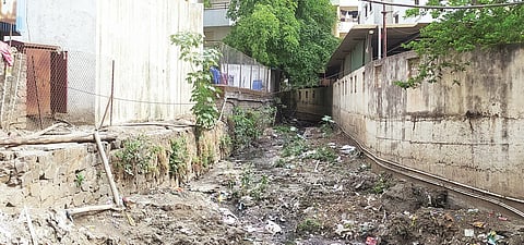 पुण्यातील नर्हे येथील ओढ्यात पाणी नव्हे, राडारोडा!