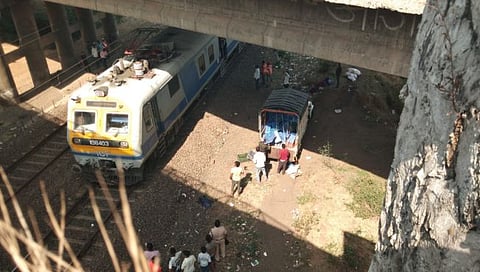 Nashik : महामार्गाचे कठडे तोडून पिकअप थेट रेल्वेट्रॅकवर आदळली