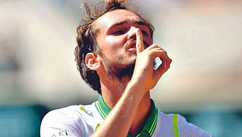 The French Open : मेदवेदेव्ह पहिल्याच फेरीत पराभूत; स्वायटेकची आगेकूच