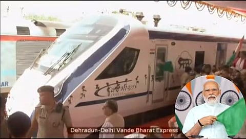 उत्तराखंडच्या पहिल्या वंदे भारत एक्सप्रेसला पंतप्रधान मोदींनी दाखवला हिरवा झेंडा