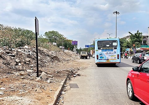 सांगा, आम्ही चालायचे कुठून ? कर्वेनगर येथील नागरिकांचा सवाल