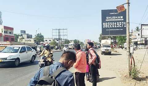 मोशी : कडक उन्हात पहावी लागते बसची वाट