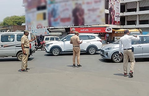 बेल्हे : भरउन्हात उभे राहून कर्तव्य पार पाडतात!