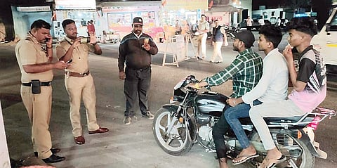 तळेगाव ढमढेरेत पोलिसांकडून नाकाबंदी