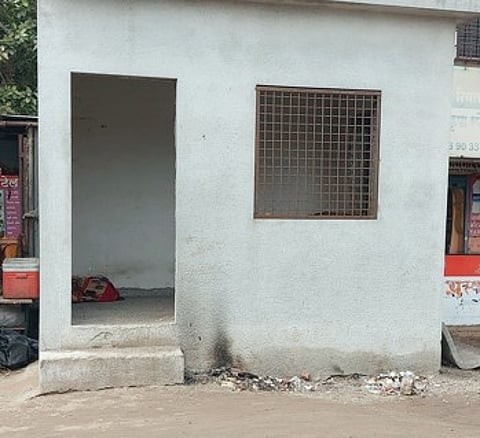 नेवासा : पोलिस चौकी बनली वेड्यांचे विश्रामगृह!