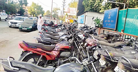 हवेली पोलिस ठाण्याने जप्त केलेली वाहने पदपथावर; सिंहगड रस्त्यावर वाहतुकीस अडथळा