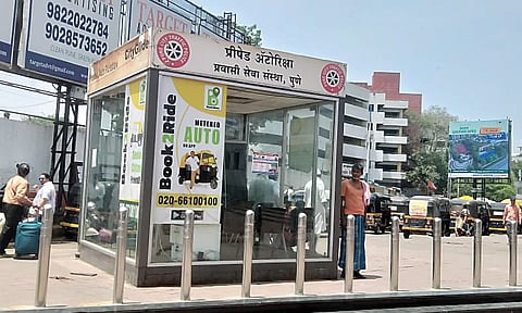 सेवा रिक्षाची; दैना पुणेकरांची ! रेल्वे स्थानकावर प्रीपेड रिक्षा बूथ नसल्यामुळे लूट