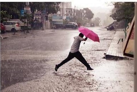 अरबी समुद्रातील बाष्पयुक्त वाऱ्यांनी आणला पाऊस