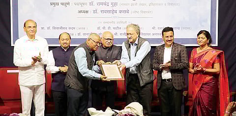 चरित्रलेखन म्हणजे इतिहासलेखन नव्हे; डॉ. रामचंद्र गुहा यांचे मत