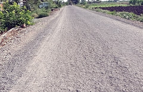 सोमेश्वरनगर : होळ ते मुरुम रस्त्याचे काम चार महिन्यांपासून रखडलेलेच