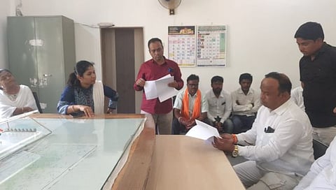 शेतकऱ्यांची अडवणूक करणाऱ्या अधिकाऱ्याला शिवसेना नेते संभाजीराजे पवार यांनी शिकवला धडा