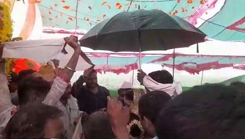 हिंगोली : वाकोडीत अवकाळी पावसामुळे चक्क छत्रीखाली लागले लग्न