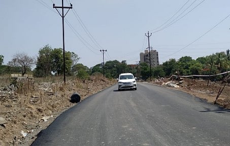 तळेगावातील वीज कार्यालयांकडे जाणा-या रस्त्याचे काम पुर्ण