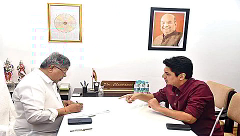 नाशिक : राज्याचे उच्च व तंत्रशिक्षणमंत्री चंद्रकांत पाटील यांच्यासमवेत चर्चा करताना आ. सत्यजित तांबे.