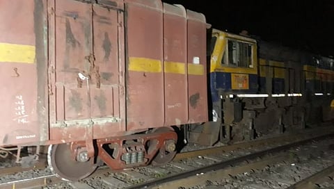 सांगली : मिरजेत मालगाडी घसरली! रुळाला बेंड आल्याने घडली घटना; प्रवासी रेल्वे वाहतूक सुरळीत