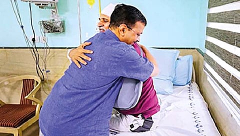 सत्येंद्र जैन यांना भेटल्यावर केजरीवाल झाले भावुक