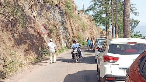 सिंहगड घाट रस्त्यावर मोटारीच्या धडकेत दुचाकीस्वार गंभीर जखमी