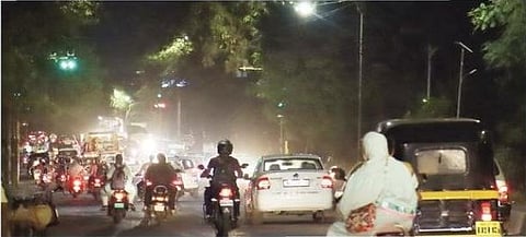 रस्त्यावर दिवे असूनही अंधार दाटतो…! सोलापूर महामार्गावर फांद्यांमुळे प्रकाश झाकोळला; पथदिव्यांची गरज