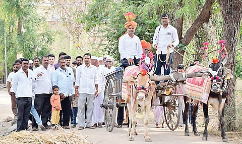 नगर : गुरुजींना निरोप देताना गाव रडले