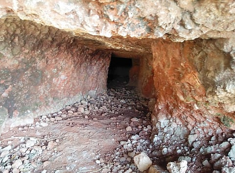 वेल्हे : तोरणागडाच्या तटबंदीखाली टेहळणी गुहा