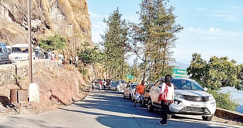 सिंहगडावर कडक उन्हामुळे पर्यटकांची संख्या घटली; खडकवासला परिसर मात्र गजबजला