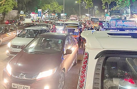 पुण्यातील सूस रोडवर वाहतूक कोंडी; विकासकामे अर्धवट असल्याने नागरिक त्रस्त